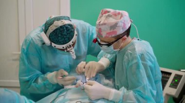 Modern hastanede bir hastanın ameliyatı. Tıbbi ekip modern ameliyathanede cerrahi operasyon yapıyor.