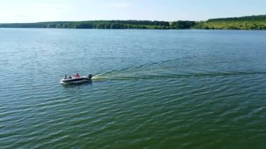 Nehirde sürat teknesi. Nehir kıyılarının hava manzarası