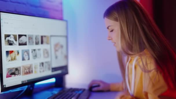 Mujer Feliz Usando Computadora Joven Mujer Feliz Sentada Casa Trabajando — Vídeos de Stock
