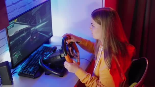 Menina Jogando Computador Com Volante Jovem Mulher Desfrutando Carro Corrida — Vídeo de Stock