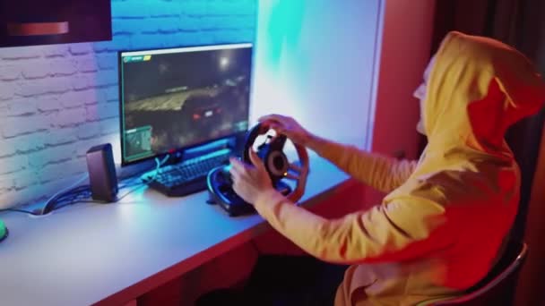 Jongeman Die Autoracen Speelt Man Gamer Spelen Racespel Computer — Stockvideo