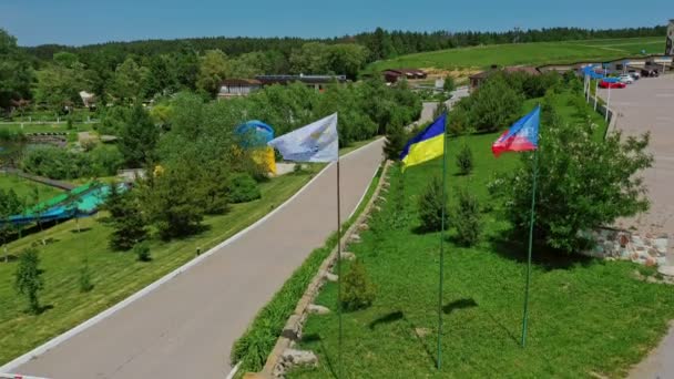 Bandera Nacional Ucrania Vista Aérea Bandera Ucrania Ondeando Viento Contra — Vídeos de Stock