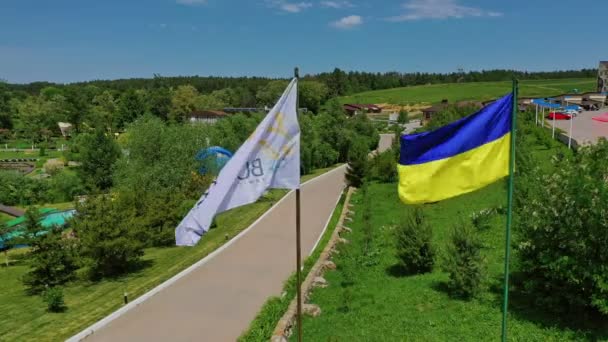乌克兰国旗迎风飘扬 乌克兰国旗在蓝天上飘扬的空中景象 — 图库视频影像
