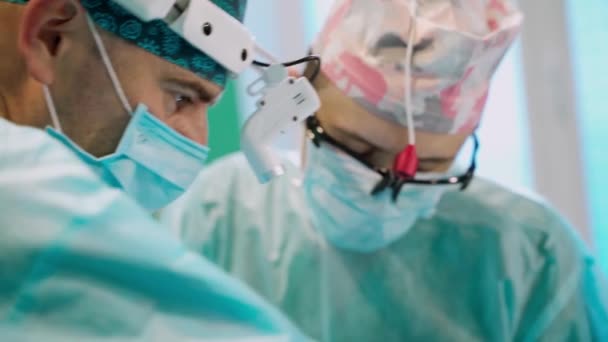 手術室の外科チーム 病院の外科医の医療チーム — ストック動画
