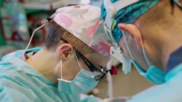 Медицинская Команда Проводит Операцию Операционная Бригада Работающая Операционной — стоковое видео