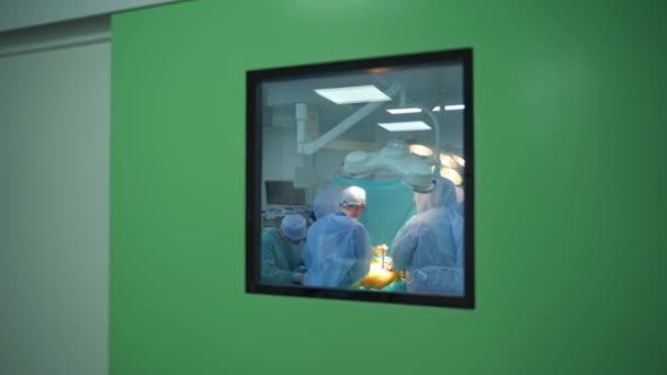 窓から見た手術 現代病院の専門医 — ストック動画