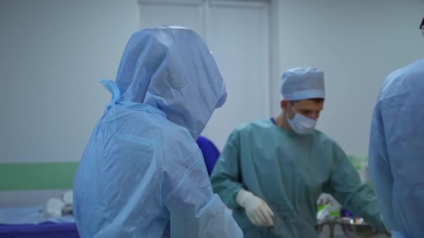 Хирургическая Палата Больнице Группа Хирургов Операционной Хирургическим Оборудованием — стоковое видео