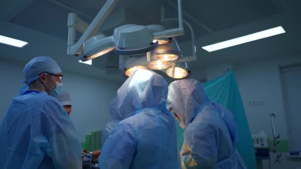 Ομάδα Ανδρών Και Γυναικών Χειρουργών Χειρουργοί Χειρουργούν Ασθενή Στο Χειρουργείο — Αρχείο Βίντεο