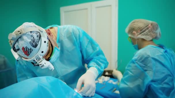 Хирург Работает Над Операцией Разнообразная Команда Профессиональных Хирургов Выполняющих Операции — стоковое видео