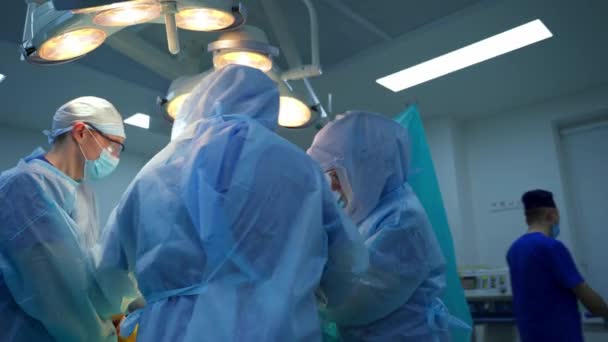 Postrzelony Sali Operacyjnej Poważni Chirurdzy Podczas Operacji Szpitalu — Wideo stockowe