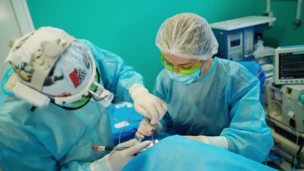 Doktoři Nářadím Rukou Skupina Chirurgů Operačním Sále Chirurgickým Vybavením — Stock video