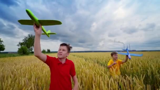 Jongens Met Groot Vliegtuigspeelgoed Happy Boys Holding Vliegtuig Speelgoed Tijdens — Stockvideo