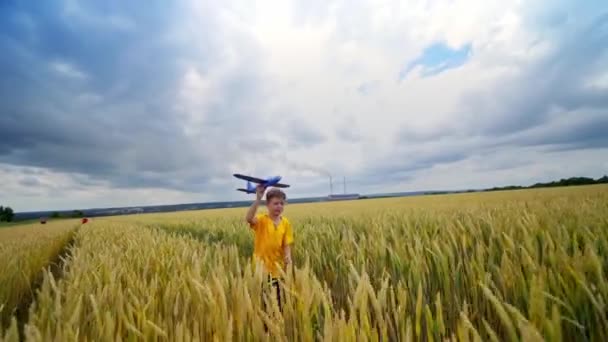 Rennende Jongen Met Speelgoed Vliegtuig Gelukkig Kind Spelen Met Speelgoed — Stockvideo