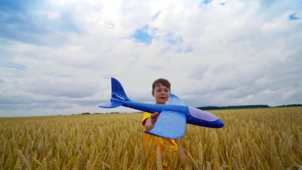 Rapaz Com Brinquedo Avião Menino Bonito Feliz Com Brinquedo Plano — Vídeo de Stock