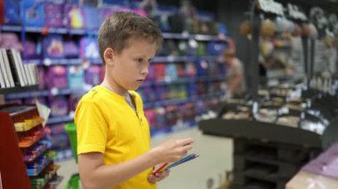 Çocuk okula gidiyor. Okul malzemeleri alan çocuk okula dönmeye hazırlanıyor.