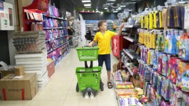 Okul alışverişine dönelim. Okul satışına geri dönelim.