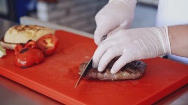 Şef dekorasyon tabağı. Şefin ellerini kapat ve yemek hazırla.