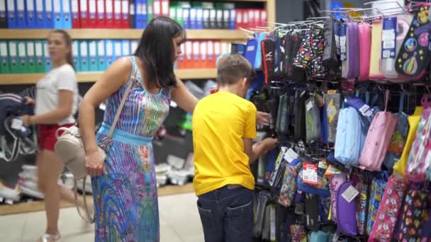 Boy Shopping Back School Menino Escolhendo Material Escolar Com Mãe — Vídeo de Stock
