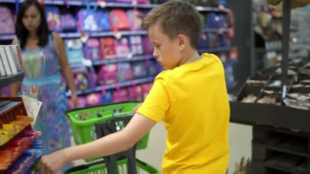 Kluk Nakupuje Školy Portrét Chlapce Při Výběru Celiny Obchodě — Stock video