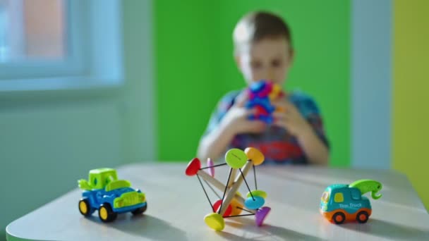 Junge Spielt Mit Spielzeug Kleiner Junge Spielt Hause Mit Spielzeug — Stockvideo