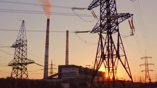 パワーライン上の美しい夕日 日没時の高圧電力タワー風景 — ストック動画