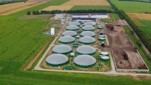 Landbouwbiogasinstallatie Luchtfoto Van Groene Opslagtanks Voor Biogasinstallaties — Stockvideo