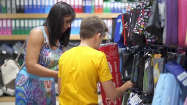 Familia Comprando Útiles Escolares Niño Elegir Útiles Escolares Con Madre — Vídeos de Stock