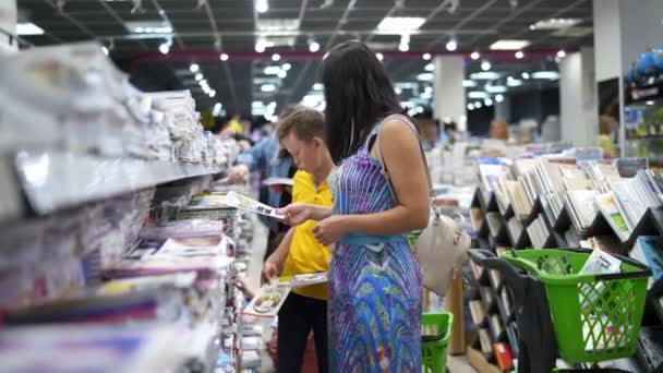 Iskolai Kellékek Szupermarketben Szülő Gyerek Iskolai Felszerelést Vásárol Egy Boltban — Stock videók