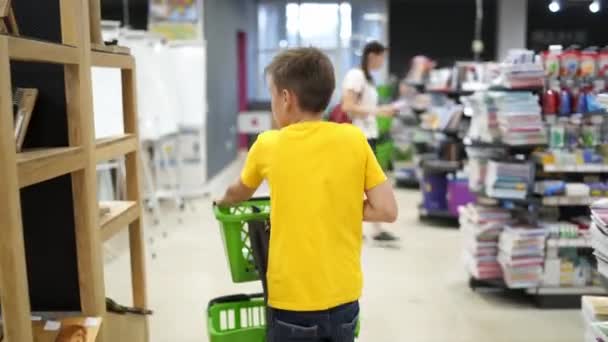 Дитина Торговому Центрі Хлопчик Вибирає Канцелярські Товари Супермаркеті — стокове відео