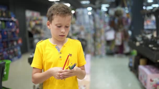Хлопчик Купує Канцтовари Школи Хлопчик Канцелярському Магазині Купує Ручки Тримаючи — стокове відео