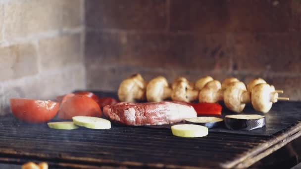 Gotowanie Jedzenia Restauracji Pyszne Grillowane Mięso Warzywami Węglach Grillu — Wideo stockowe