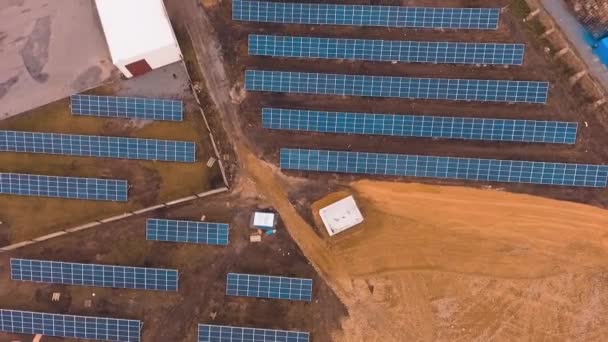 光伏植物场 拥有数百排生产可持续可再生能源的节能面板的大型太阳能农场的空中景观 — 图库视频影像