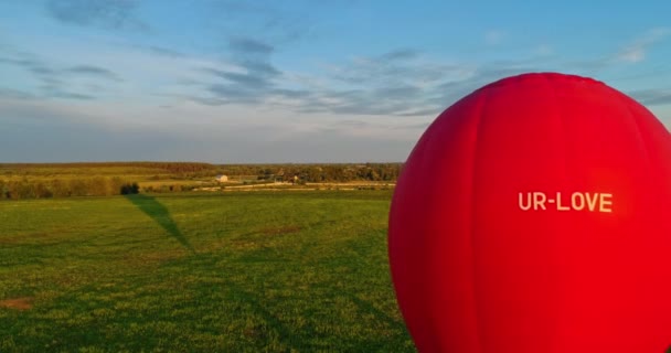Balon Gorące Powietrze Nad Boiskiem Gorące Powietrze Balon Latający Nad — Wideo stockowe