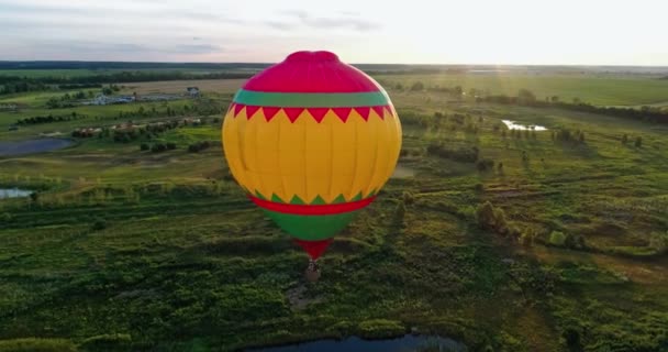 Lot Balonem Gorące Powietrze Kolorowy Balon Gorące Powietrze Przelatujący Nad — Wideo stockowe