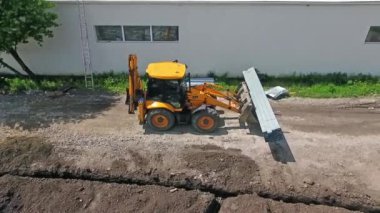 İnşaat alanının hava görüntüsü. İnşaat alanında çalışan endüstriyel kazıcı