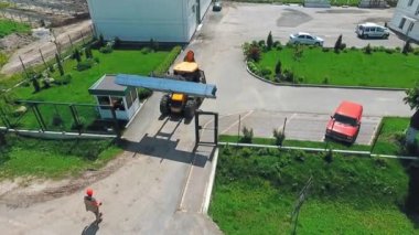 İnşaat alanında makine var. İnşaat alanında çalışan işçi ve ağır makinenin hava görüntüsü