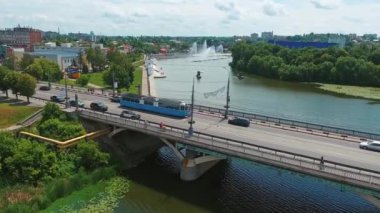 Şehir manzarasının insansız hava aracı görüntüsü. Nehir üzerindeki köprünün hava aracı görüntüsü