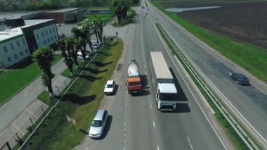 Beton karıştırıcı kamyonu. Ülke yolunda özel beton nakliye kamyonu karıştırıcı ünitesinde.