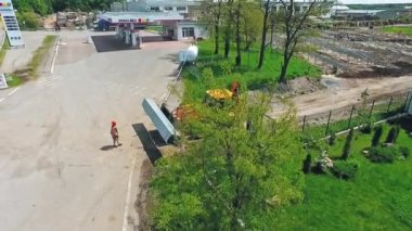 İnşaat alanında çalışan kazıcı. İnşaat alanında kazıcı yükleme makinesi