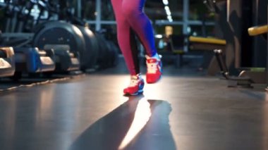 İp atlayan bir kadın. İp atlayıp atlayan kadın ayaklarına yakın.