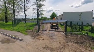 İnşaat alanındaki kazı makineleri. İnşaat alanında çalışan ağır endüstriyel kazıcı