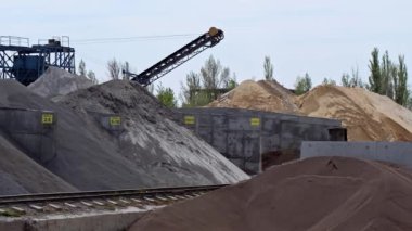 Taş kırma ekipmanı. Çalışan çakıl ezicisiyle endüstri geçmişi