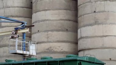 Ezilmiş taş üretimi. Madencilik fabrikasındaki taş kırma ekipmanlarının detayları.