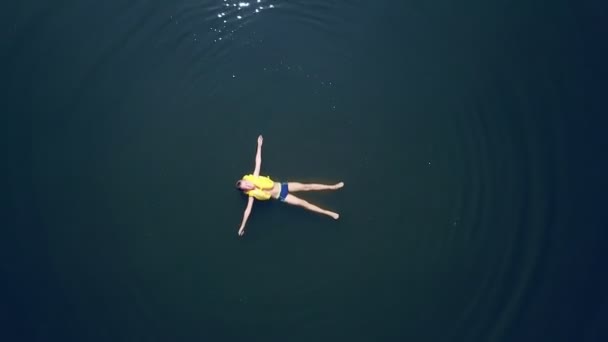 Мальчик Плавает Реке Воздушный Беспилотник Высоты Птичьего Полета — стоковое видео