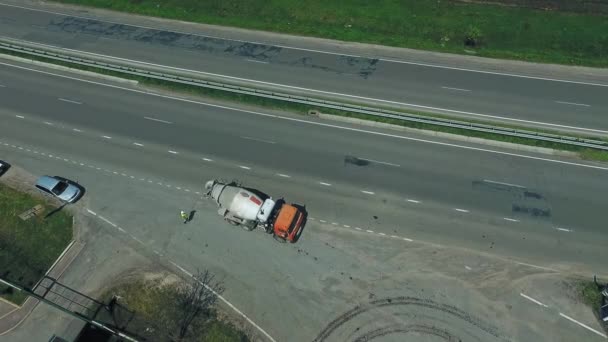 高速公路上的混凝土搅拌机卡车 将水泥运送至浇注地点的搅拌机卡车的空中视图 — 图库视频影像