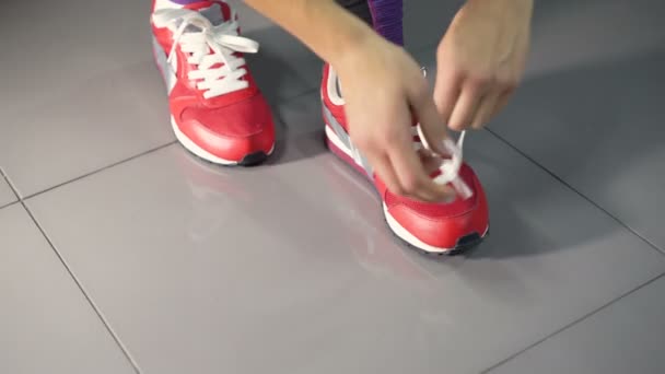 Bağcıklarını Bağlayan Kadın Spor Salonunda Bağlanmış Kadın Spor Ayakkabıları — Stok video