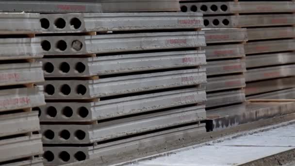 Seitenansicht Von Betonklötzen Pflasterplatten Der Fabrik — Stockvideo