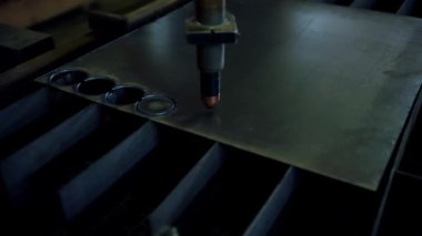 Endüstriyel metal kesimi. Metal kesme, lazerden uçan kıvılcımlar.