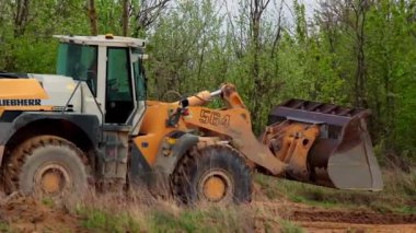 Taş ocağı maden ekipmanları. Kazıcılar taşla çalışır.