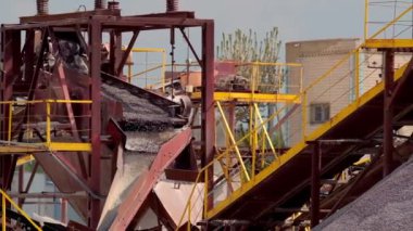 Taş ocağını kapatın. Ağır iş makineleri ile taş ocağı toplama